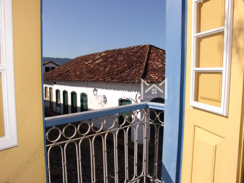 A prosperidade do ciclo do ouro moldou a arquitetura da cidade. Os sobrados imponentes e as igrejas que ainda hoje embelezam o centro histórico são testemunhos desse período áureo . Com a abertura do Caminho Novo, que ligava as Minas ao Rio de Janeiro, o fluxo do ouro se desviou de Paraty, iniciando um período de declínio econômico . No entanto, essa estagnação revelou-se uma bênção disfarçada. Paraty ficou "congelada no tempo", preservando seu conjunto arquitetônico colonial como poucas cidades brasileiras conseguiram . Nos períodos seguintes, a cidade reinventou-se com a produção de cachaça de alta qualidade — que virou sinônimo de Paraty — e, mais tarde, com o café . Tombada como monumento nacional, Paraty viu sua vocação transformar-se com a chegada do turismo. Em 2019, recebeu da UNESCO o título de Patrimônio Mundial, reconhecendo sua importância histórica, cultural e paisagística . Hoje, a cidade combina tradição caiçara e efervescência cultural, sendo palco de eventos como a FLIP — Festa Literária Internacional de Paraty — que celebram sua identidade única . Entre o ouro que passou e o turismo que floresce, Paraty permanece como uma joia do litoral brasileiro, onde cada pedra e cada fachada contam uma história que resistiu ao tempo.