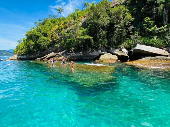 Paradisíaca Ilha dos Cocos com águas verdes e cristalinas, parada obrigatória dos passeios de escuna e barcos privativos em Paraty RJ.