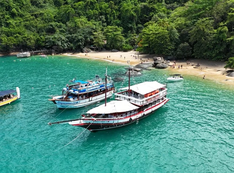 Passeie pela baía de Paraty e conheça suas lindas ilhas e praias a bordo da Escuna Paz e Amor, saída diária as 11h do cais de turismo.