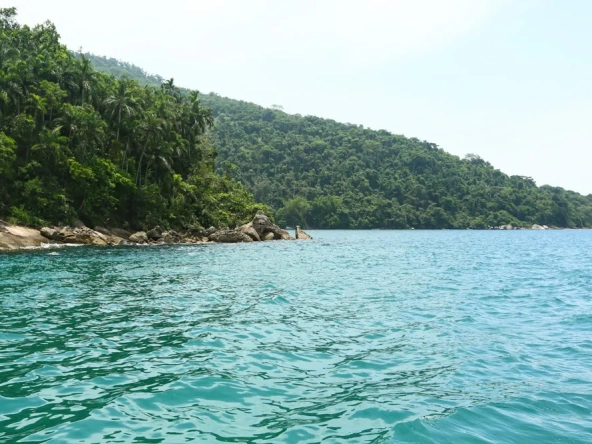 A Lagoa Azul em Paraty é famosa pelo intenso tom de suas águas, oferece um cenário perfeito para mergulhos na baía de Paraty