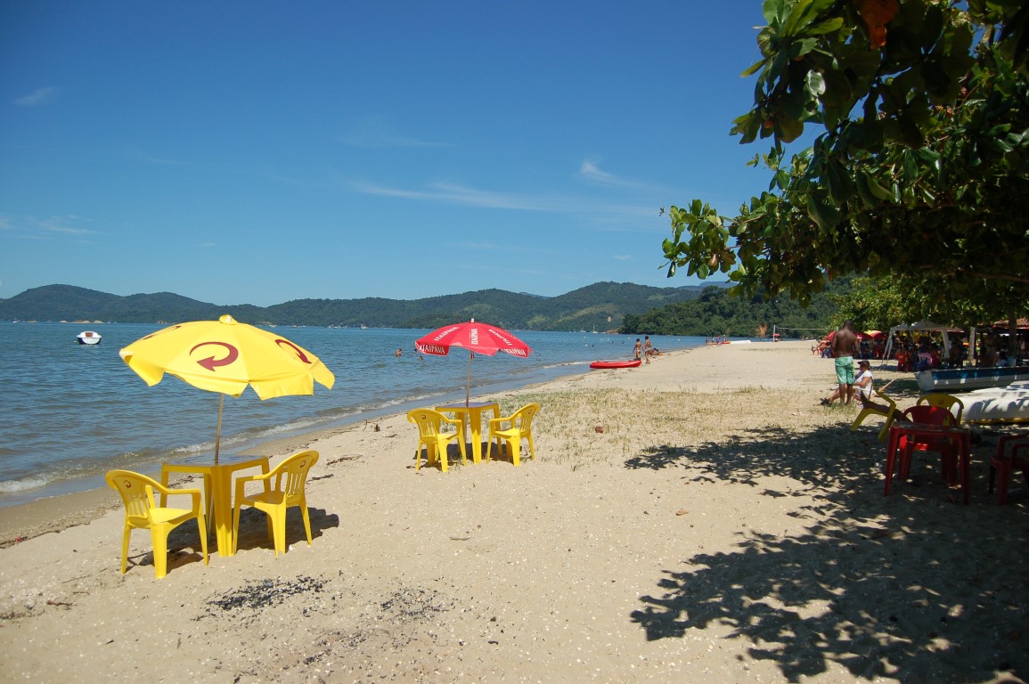Praia do Jabaquara é uma praia de águas tranquilas e rasas com quiosques em sua orla próximo ao centro Histórico de Paraty