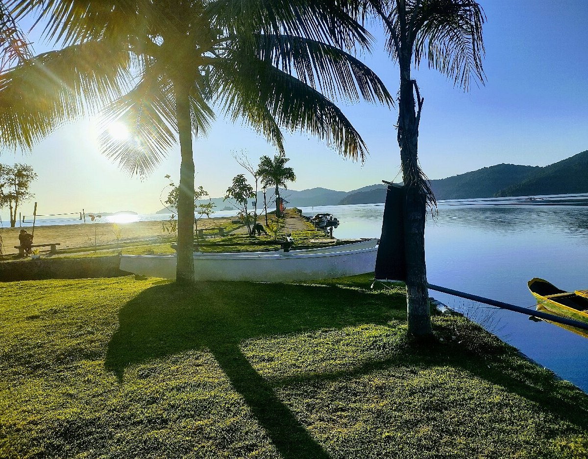 A praia do Pontal está localizada ao lado do Centro Histórico de Paraty, é uma praia urbana repleta de comércios e pousadas por perto.