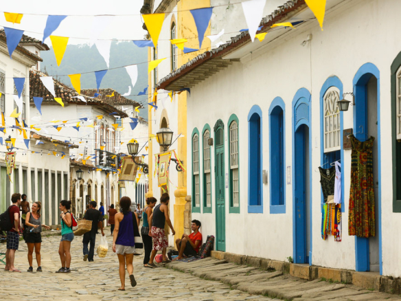 Durante cinco dias da FLIP a cidade recebe um fluxo massivo de visitantes, o que resulta na ocupação quase total da rede hoteleira de Paraty