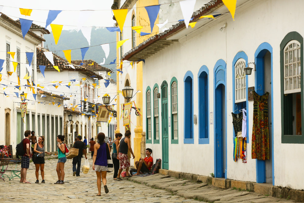 Durante cinco dias da FLIP a cidade recebe um fluxo massivo de visitantes, o que resulta na ocupação quase total da rede hoteleira de Paraty