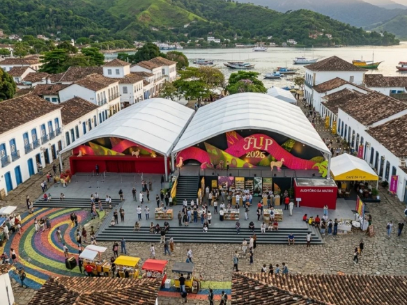 A Off Flip 2026 acontece de 10 a 12/07 em Paraty transformando as ruas e praças do Centro Histórico em um grande palco para a literatura.