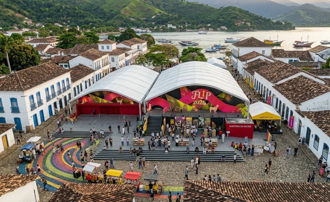 A Off Flip 2026 acontece de 10 a 12/07 em Paraty transformando as ruas e praças do Centro Histórico em um grande palco para a literatura.