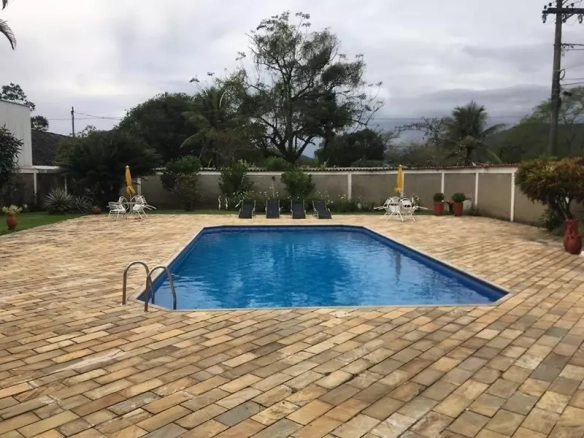 O condomínio possui portaria 24h, piscina e espaço para festas.