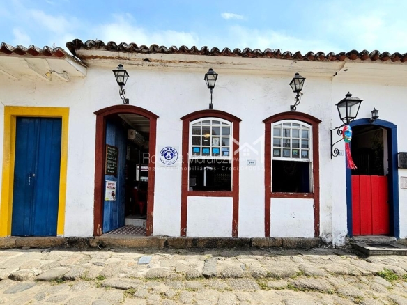 Belíssima casa residencial e com ponto comercial independente com enorme potencial turístico a venda no Centro Histórico de Paraty,