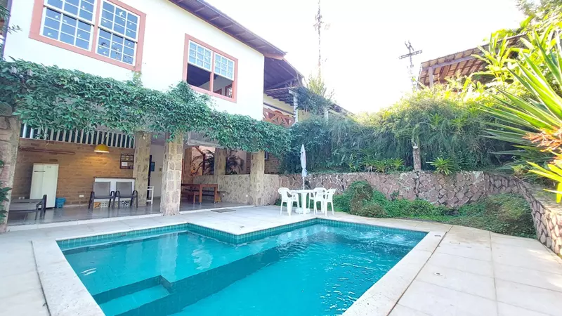 Linda casa a venda no morro da Praia Grande em Paraty