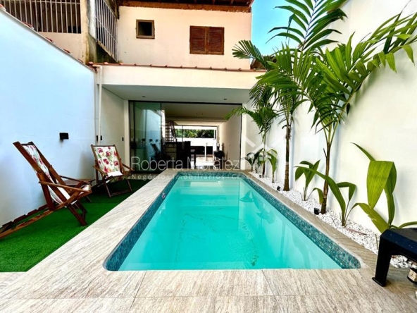 Casa com 2 quartos, piscina e amplo quintal próximo de cachoeiras e alambiques a venda no bairro Canto Verde em Paraty.