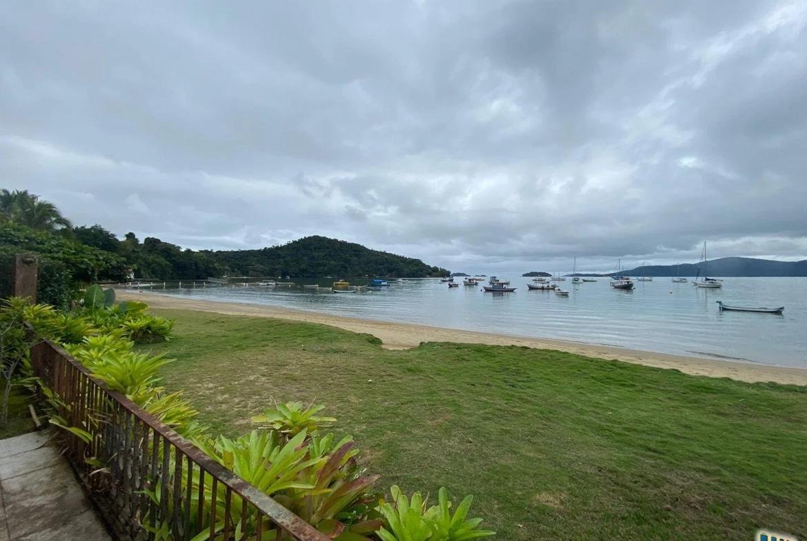 Espetacular Imóvel de frente para o mar e com o pé na areia com opção de compra para uma marina ao lado a venda em Paraty.