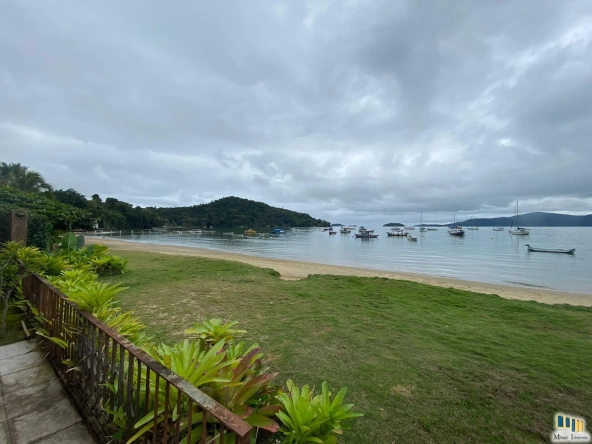 Espetacular Imóvel de frente para o mar e com o pé na areia com opção de compra para uma marina ao lado a venda em Paraty.