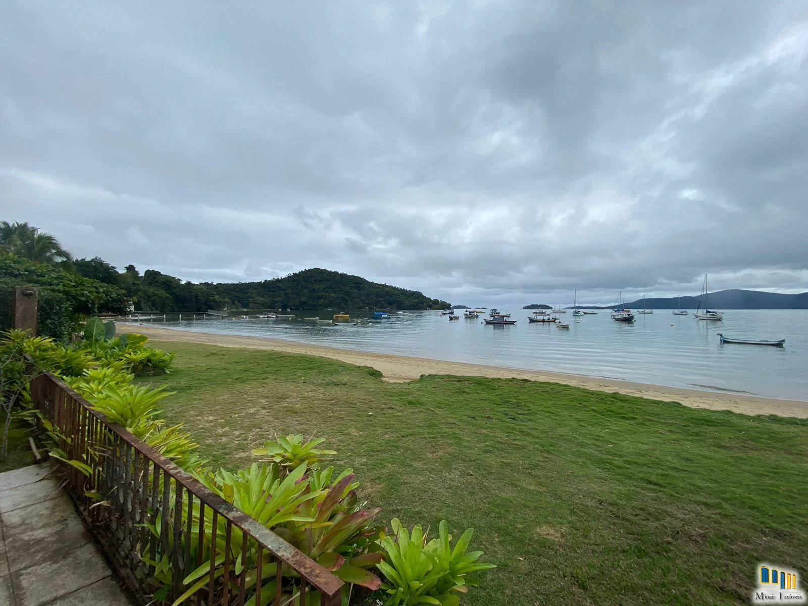 Espetacular Imóvel de frente para o mar e com o pé na areia com opção de compra para uma marina ao lado a venda em Paraty.