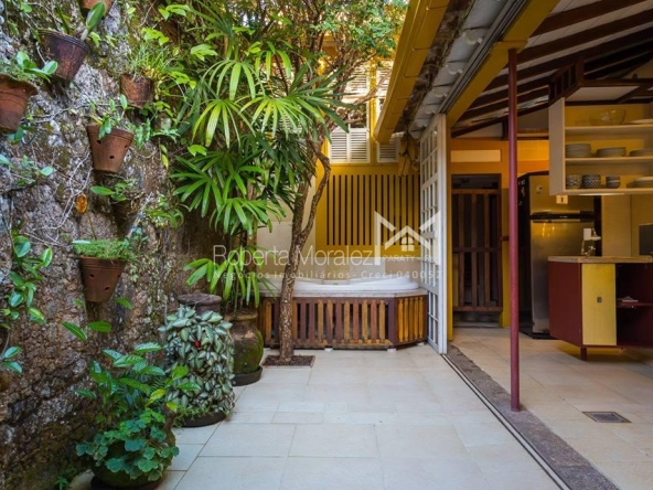 Casa com 3 suítes e localização privilegiada no principal ponto turístico a venda no Centro Histórico de Paraty.