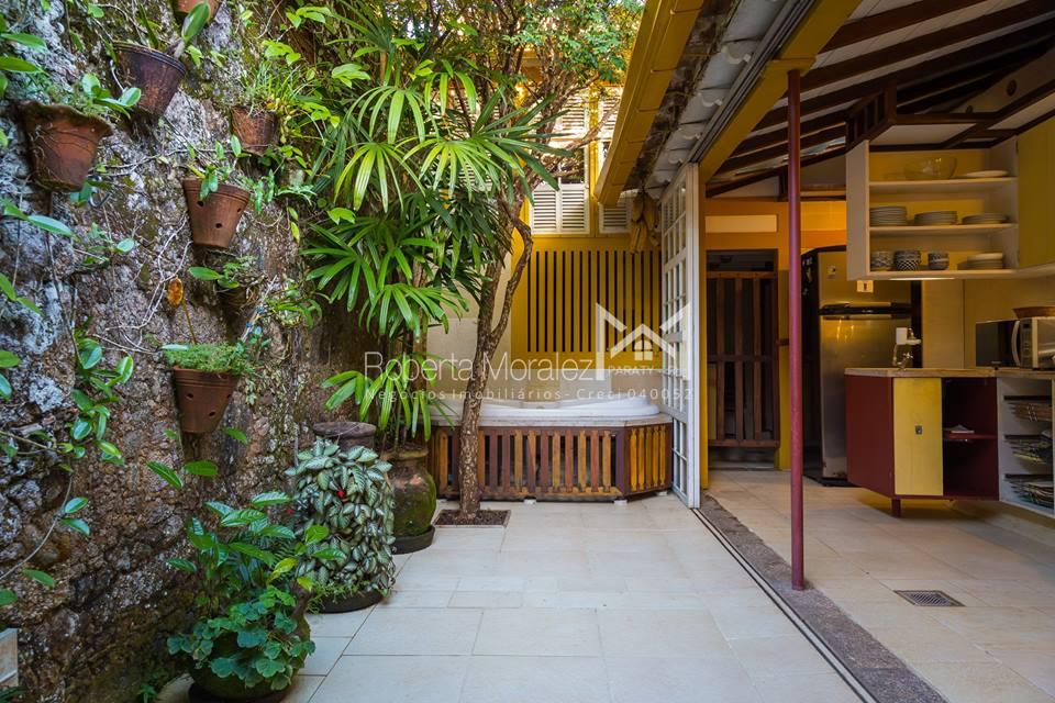 Casa com 3 suítes e localização privilegiada no principal ponto turístico a venda no Centro Histórico de Paraty.