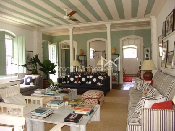 Casa com 05 suítes a venda no Centro Histórico de Paraty