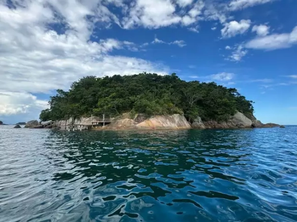 Deslumbrante Ilha Paradisíaca exclusiva na deslumbrante baía com águas límpidas a venda em Paraty no Rio de Janeiro.