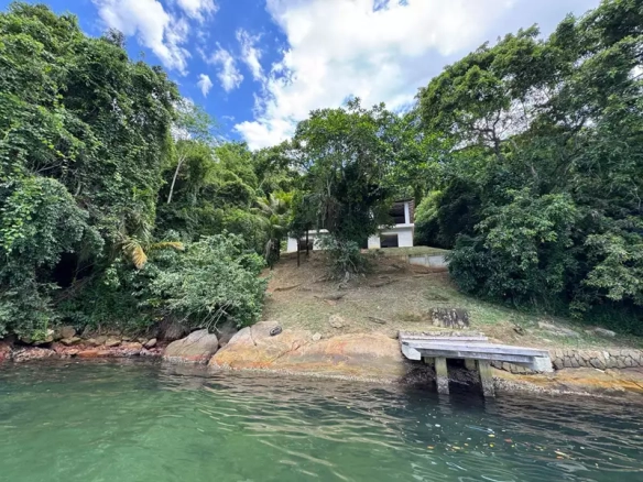 Maravilhoso sítio de frente e com vista para o mar na localidade do Paraty Mirim com documentação em dia a venda em Paraty.