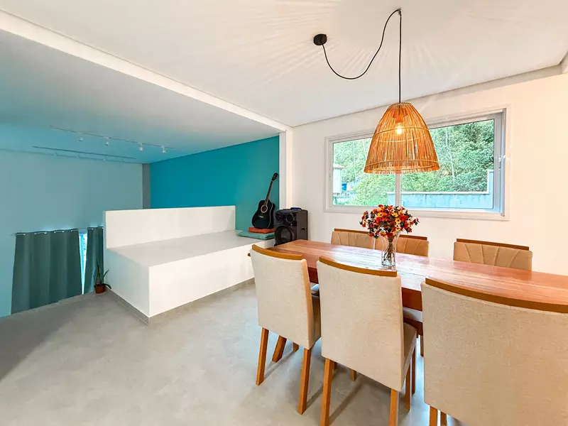 Casa com acabamento de primeira linha, recém construída com 3 suítes a venda Parque da Mata em Paraty no RJ.