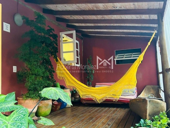 Belíssima casa com 2 quartos localizada em condomínio fechado no valorizado bairro Cabore a venda em Paraty.