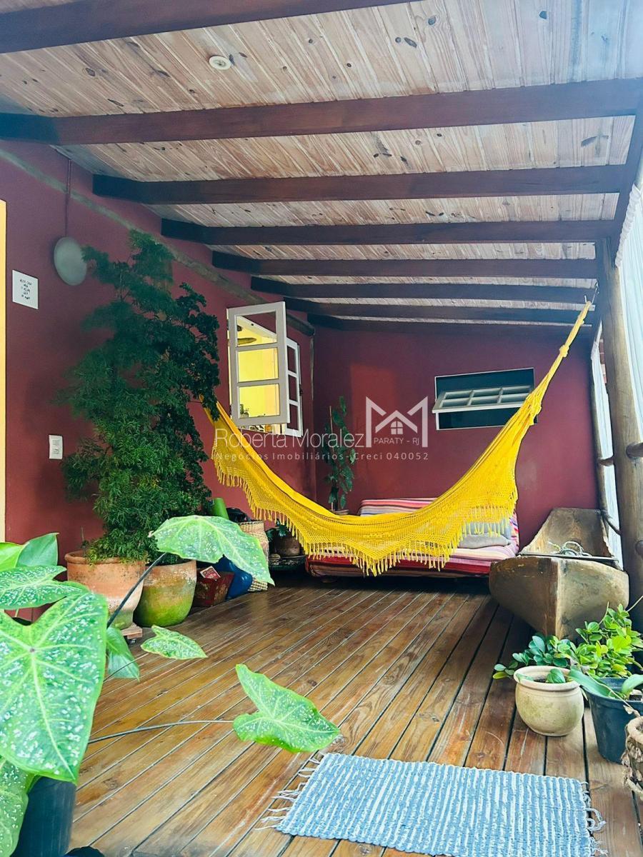 Belíssima casa com 2 quartos localizada em condomínio fechado no valorizado bairro Cabore a venda em Paraty.