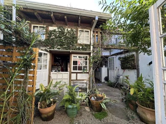 Casa Localizada em rua tranquila, formada por dois blocos de construção para venda no bairro do Centro Histórico de Paraty. For sale in Paraty's Historic Center: A serene property comprising two distinct buildings on a peaceful street.