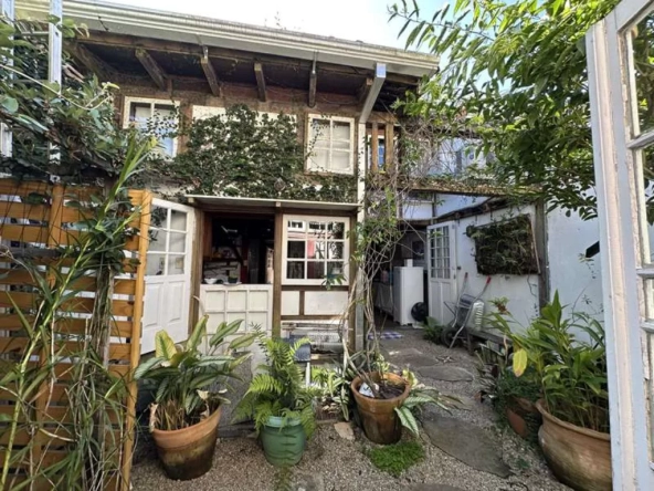 Casa Localizada em rua tranquila, formada por dois blocos de construção para venda no bairro do Centro Histórico de Paraty. For sale in Paraty's Historic Center: A serene property comprising two distinct buildings on a peaceful street.