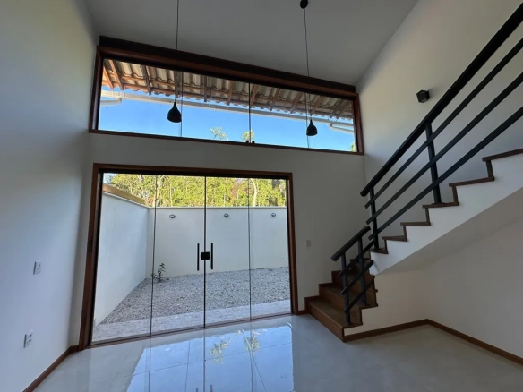 Casa nova com acabamento alto padrão em Condomínio com segurança 24 horas para aluguel mensal em Paraty no RJ.