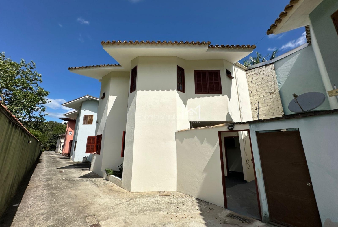 Casa com 3 quartos em condomínio fechado com fundos para o Rio Perequê-Açú para aluguel mensal bairro Caborê em Paraty.