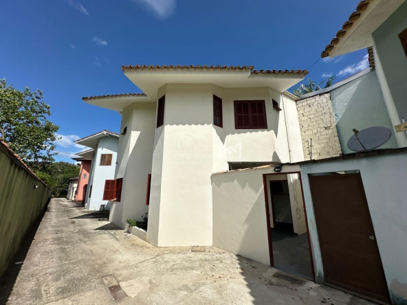Casa com 3 quartos em condomínio fechado com fundos para o Rio Perequê-Açú para aluguel mensal bairro Caborê em Paraty.