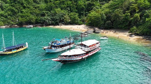 Passeie pela baía de Paraty e conheça suas lindas ilhas e praias a bordo da Escuna Paz e Amor, saída diária as 11h do cais de turismo.