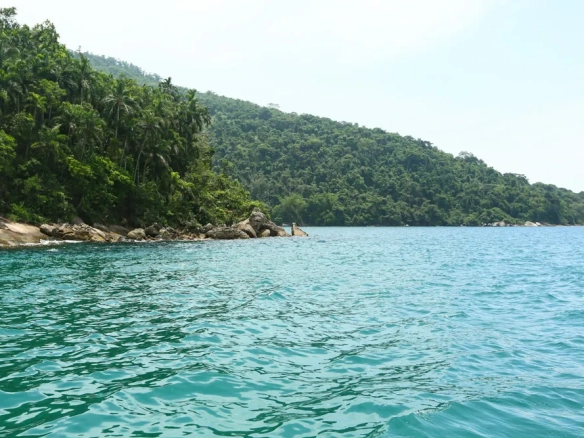 A Lagoa Azul em Paraty é famosa pelo intenso tom de suas águas, oferece um cenário perfeito para mergulhos na baía de Paraty