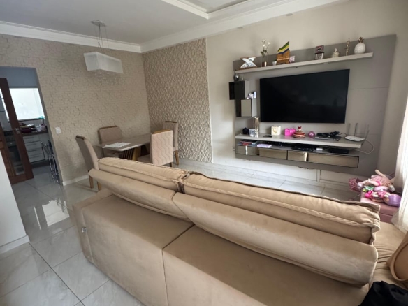 Casa com dois quartos localizada no tranquilo e valorizado bairro Caborê próximo a comércios para aluguel mensal em Paraty RJ.