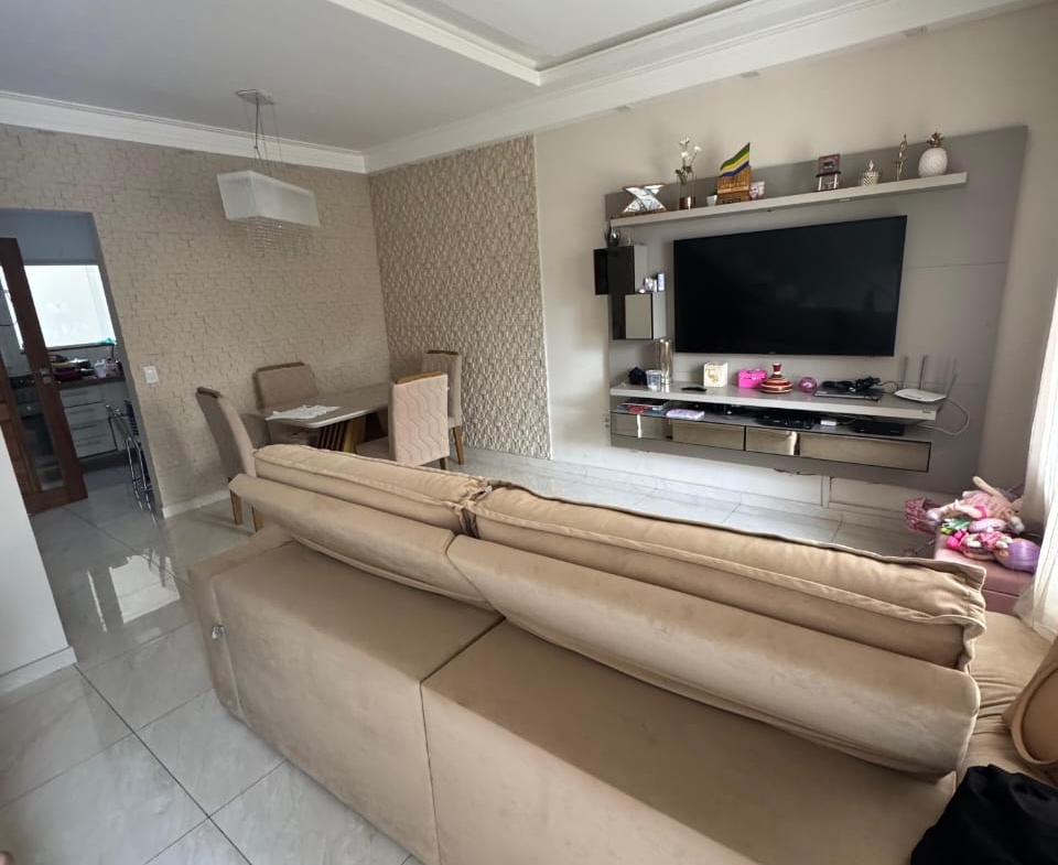 Casa com dois quartos localizada no tranquilo e valorizado bairro Caborê próximo a comércios para aluguel mensal em Paraty RJ.