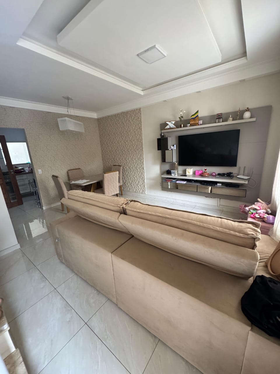 Casa com dois quartos localizada no tranquilo e valorizado bairro Caborê próximo a comércios para aluguel mensal em Paraty RJ.