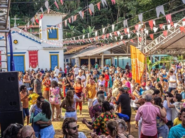 Festa de São Pedro e São Paulo de 19 a 28 de junho 2026 acontece na ilha do Araújo em Paraty com procissão de barcos na baía de Paraty.