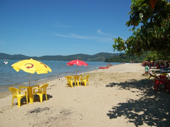 Praia do Jabaquara é uma praia de águas tranquilas e rasas com quiosques em sua orla próximo ao centro Histórico de Paraty