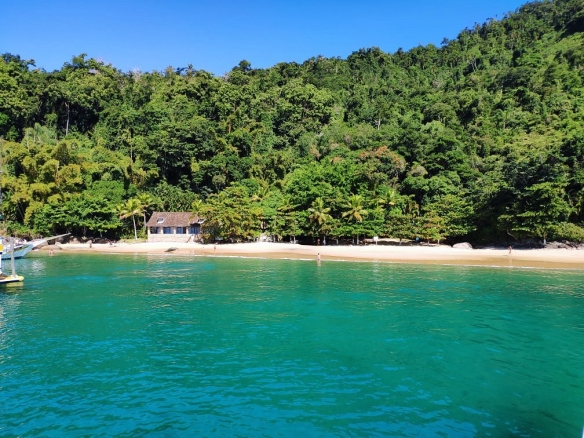 Praia da Lula ponto de parada obrigatório para os passeios de escuna e barcos privativos que saem do cais de turismo de Paraty