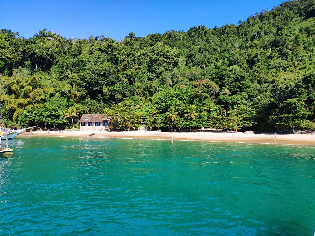 Praia da Lula ponto de parada obrigatório para os passeios de escuna e barcos privativos que saem do cais de turismo de Paraty