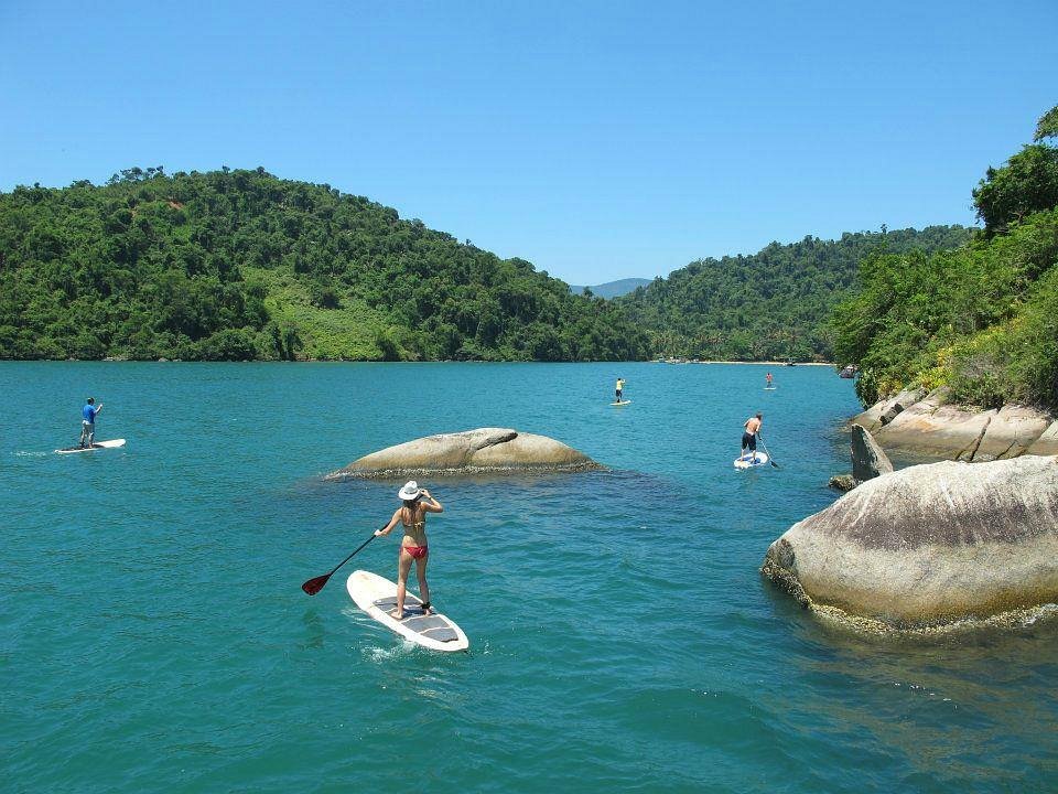 Praia do Jabaquara é uma praia de águas tranquilas e rasas com quiosques em sua orla próximo ao centro Histórico de Paraty