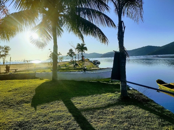 A praia do Pontal está localizada ao lado do Centro Histórico de Paraty, é uma praia urbana repleta de comércios e pousadas por perto.