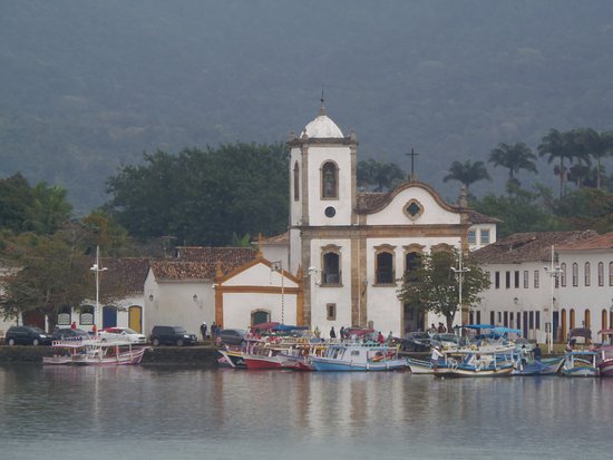 Paraty está profundamente ligada aos ciclos econômicos do Brasil Colônia e hoje se destaca por seu potencial turístico e cultural.
