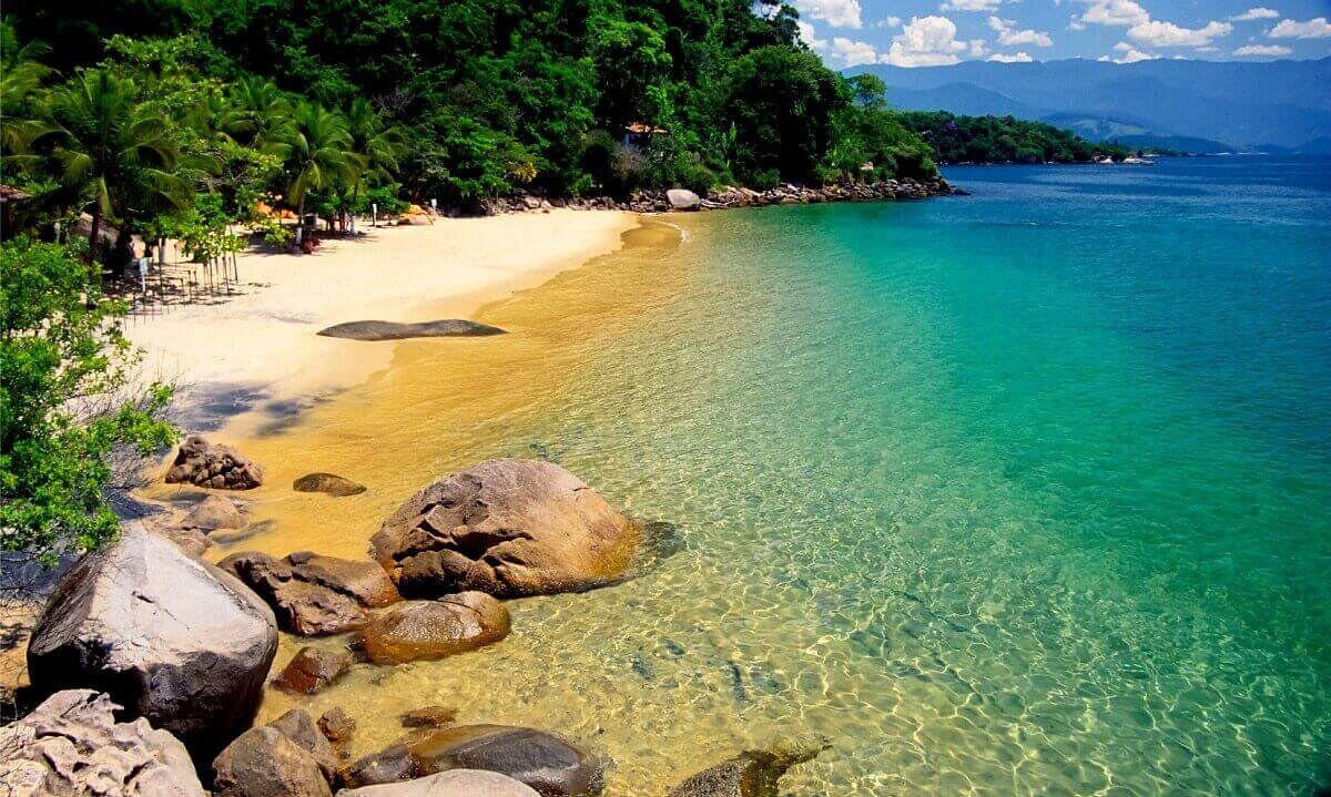 Praia da Lula ponto de parada obrigatório para os passeios de escuna e barcos privativos que saem do cais de turismo de Paraty